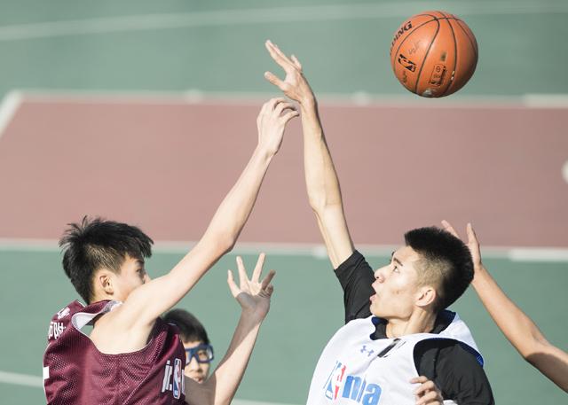 海伦娜忙问：能让叶辰跟我一起去吗？奥利维亚皱了皱眉：你不是说有悄悄话要跟我说吗？让叶先生去做什么？叶辰知道，海伦娜肯定是想让自己去救她奶奶。